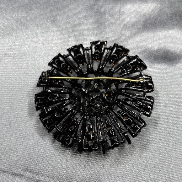 Elegant Black Brooch - Picture 2 of 3